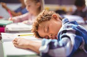 Trẻ ngủ ít dễ bị chậm nói, học kém